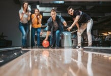 Le bowling : activité alliant amusement et détente partie de bowling entre amis
