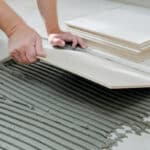 La pose de carrelage et de menuiseries : un duo gagnant pour sublimer votre intérieur Pose de carrelage